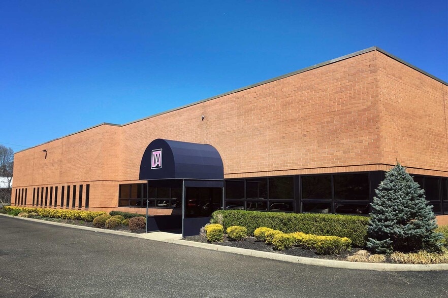 500 Wheeler Rd, Hauppauge, NY 11788