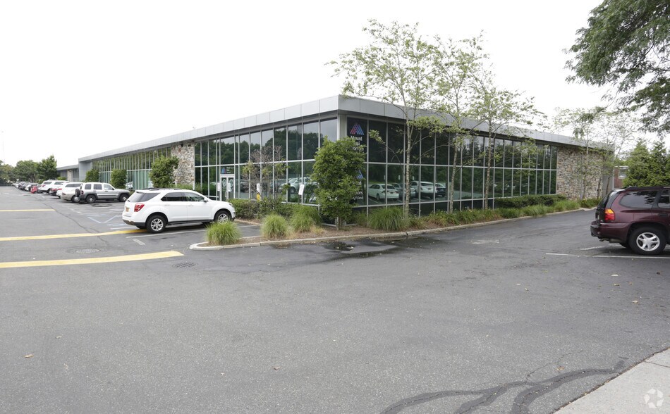 1324 Motor Pky, Hauppauge, NY for lease - Building Photo - Image 1 of 5