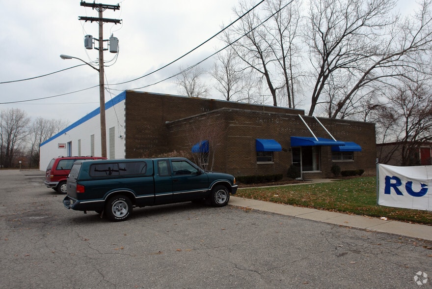 32637 Groesbeck Hwy, Fraser, MI for sale - Building Photo - Image 3 of 4