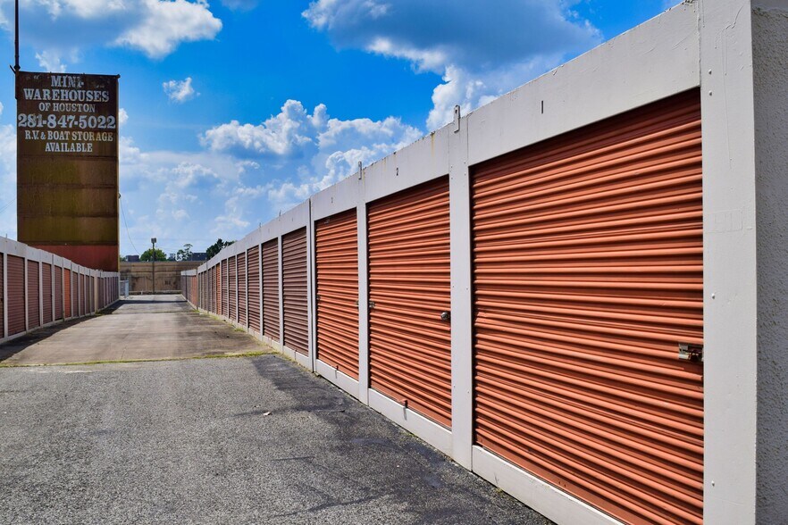 5819 Victory Dr, Houston, TX 77088