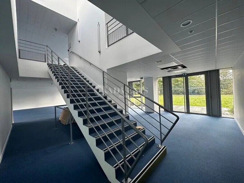 Office in Limay for lease - Interior Photo - Image 1 of 10