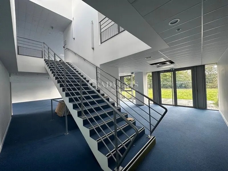 Office in Limay for lease Interior Photo- Image 1 of 11