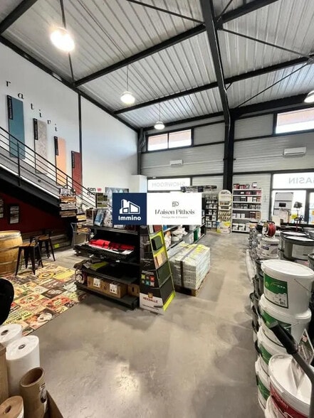 Retail in Brignoles for lease - Interior Photo - Image 1 of 5