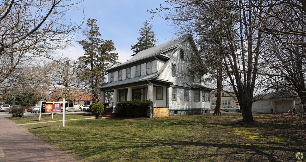 131 Guy Lombardo Ave, Freeport, NY for sale - Primary Photo - Image 1 of 1