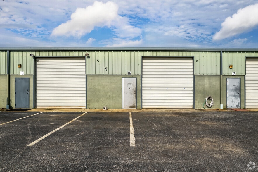 12820 Daniels Dr, Clearwater, FL for lease - Building Photo - Image 3 of 7