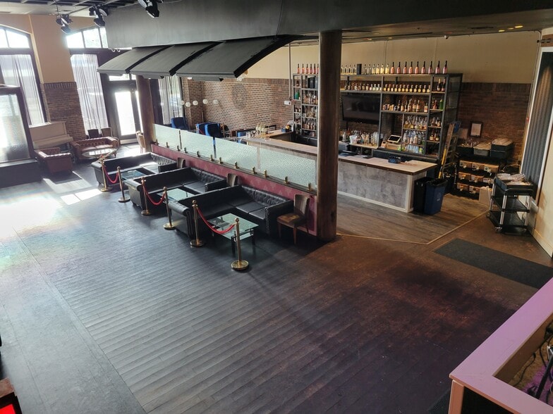 2324 1st Ave, Seattle, WA for sale - Interior Photo - Image 2 of 7