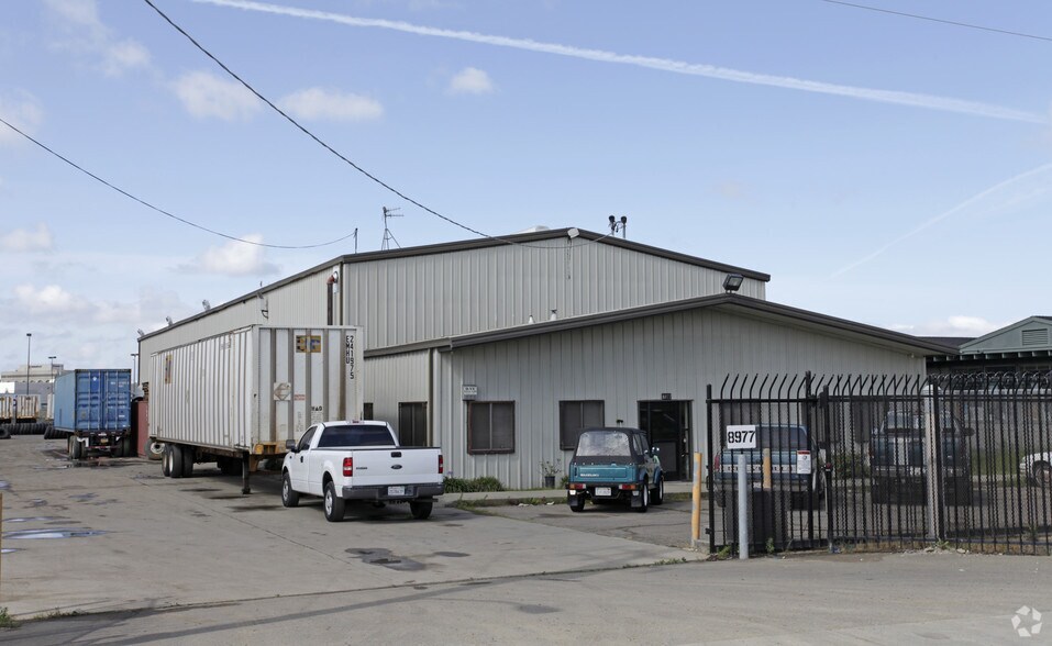 8977 Railroad Ave, Oakland, CA for lease - Primary Photo - Image 1 of 3