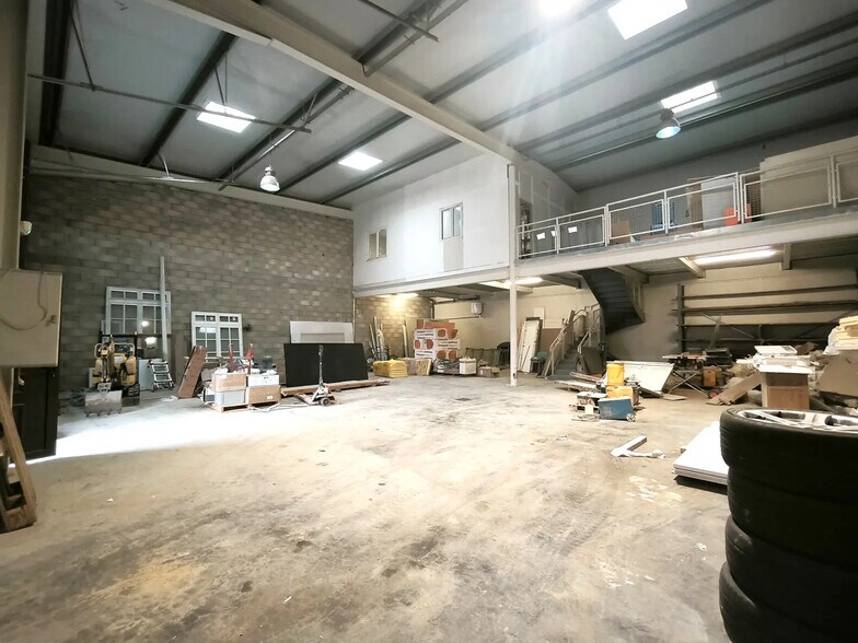 Flex in Montmorency for lease - Interior Photo - Image 1 of 6