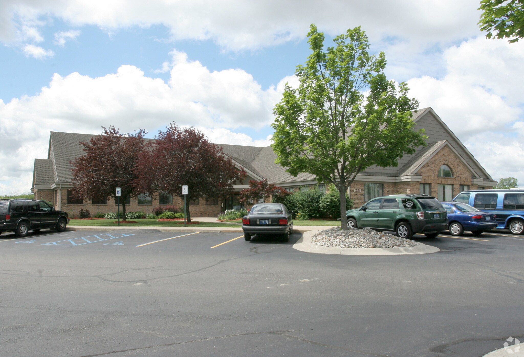 221 W Lake Lansing Rd, East Lansing, MI for lease Building Photo- Image 1 of 4