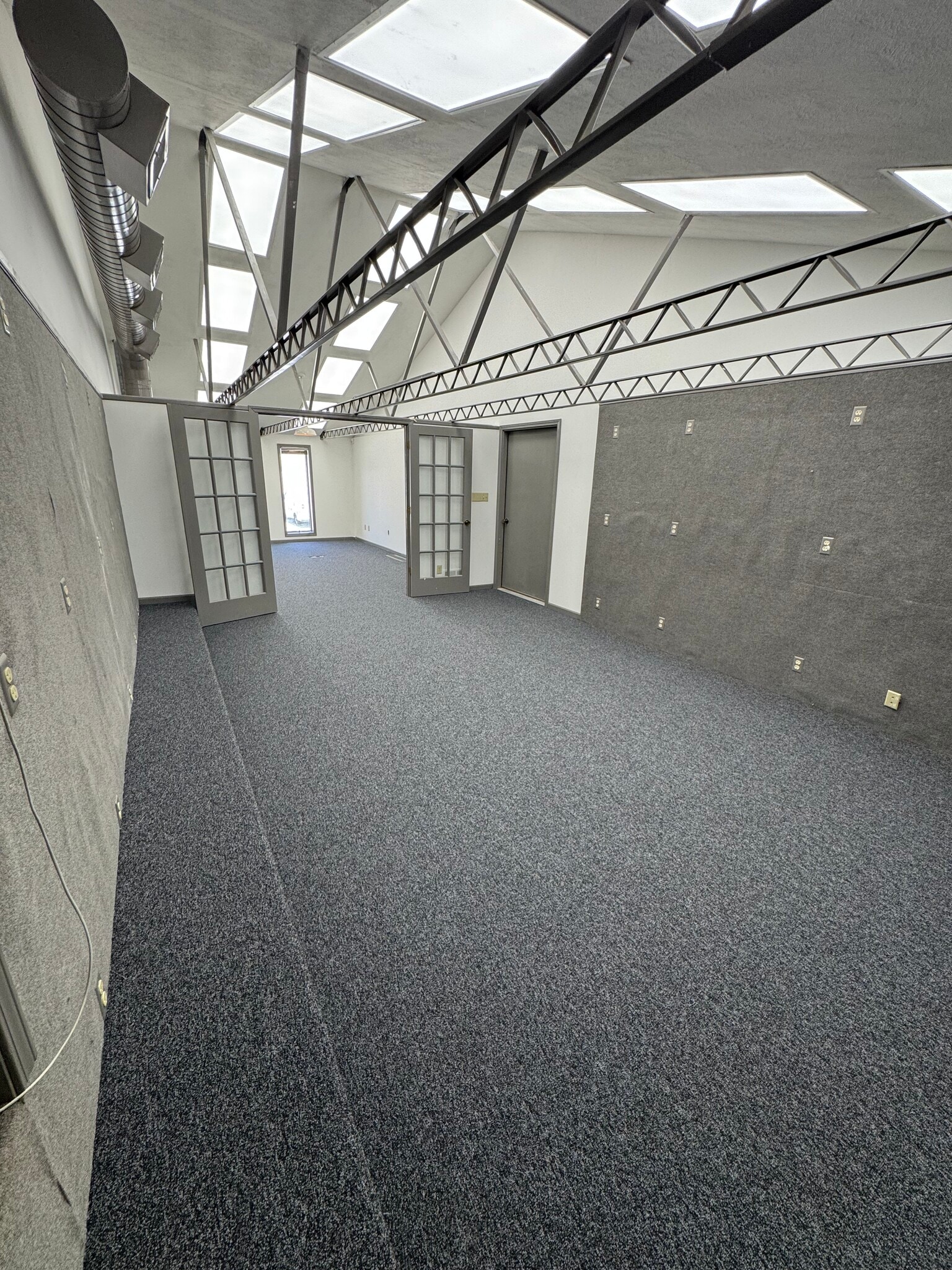 13910 Century Ln, Grandview, MO for lease Interior Photo- Image 1 of 6