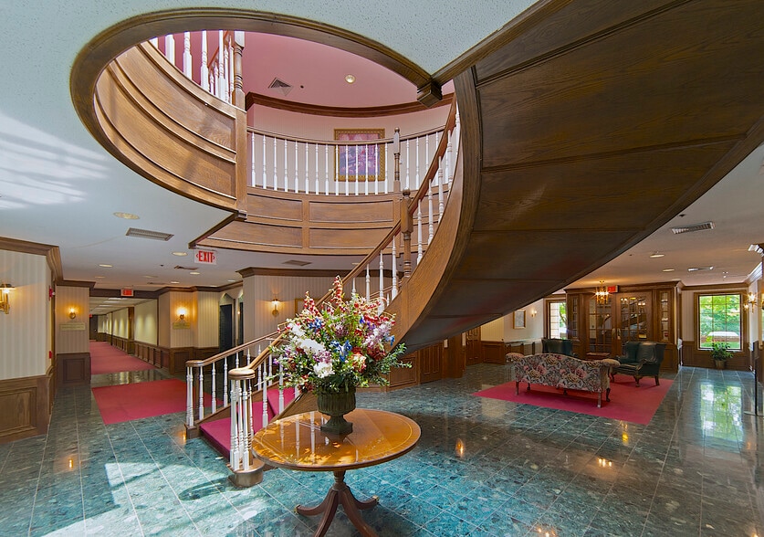 33 Bloomfield Hills Pky, Bloomfield Hills, MI for lease - Lobby - Image 3 of 17