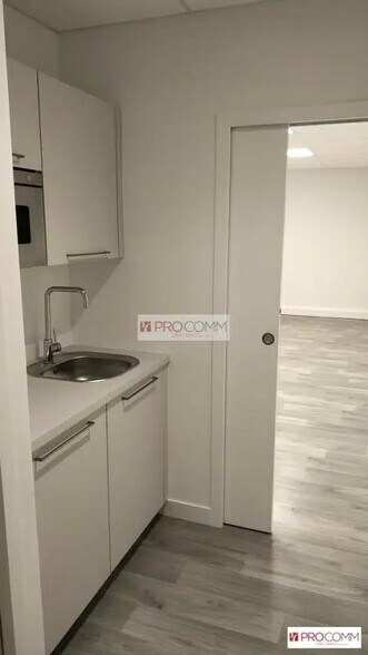 Office in Chartres for lease - Interior Photo - Image 2 of 3