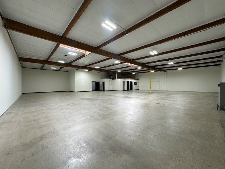 201 W Dyer Rd, Santa Ana, CA for lease - Interior Photo - Image 2 of 4