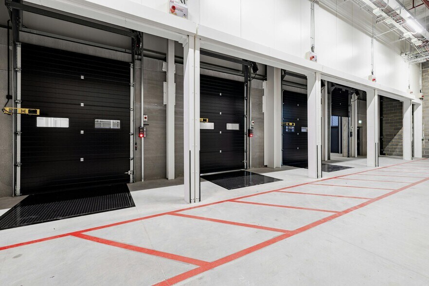 25-30 Mandela Way, London for lease - Building Photo - Image 3 of 12