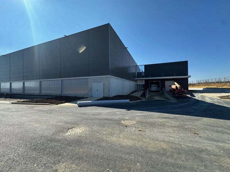 Flex in Louvres for lease - Building Photo - Image 2 of 7