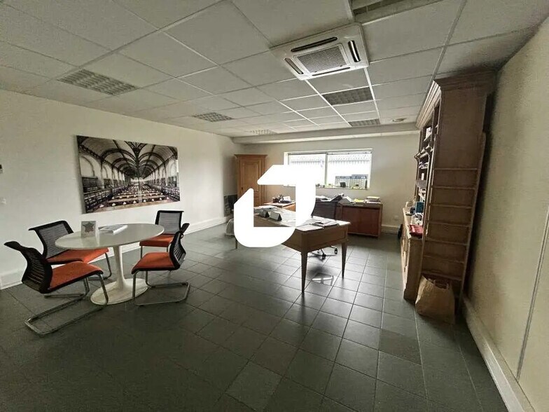 Office in Houilles for lease - Building Photo - Image 3 of 38