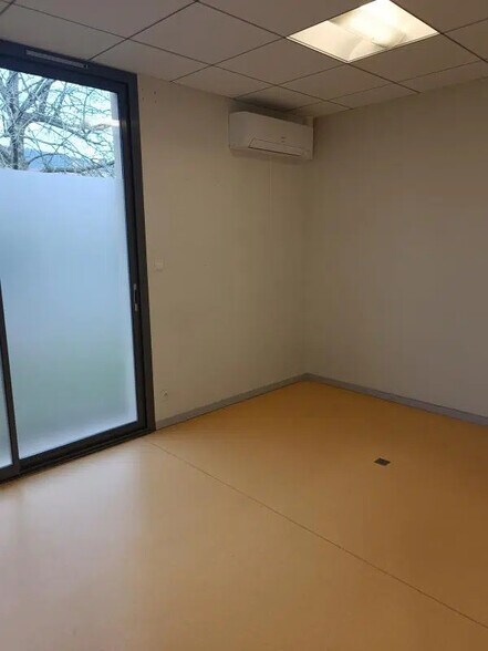 Office in La Roche-Vineuse for lease - Interior Photo - Image 3 of 8