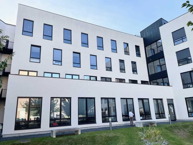 Office in Rouen for lease - Building Photo - Image 2 of 9