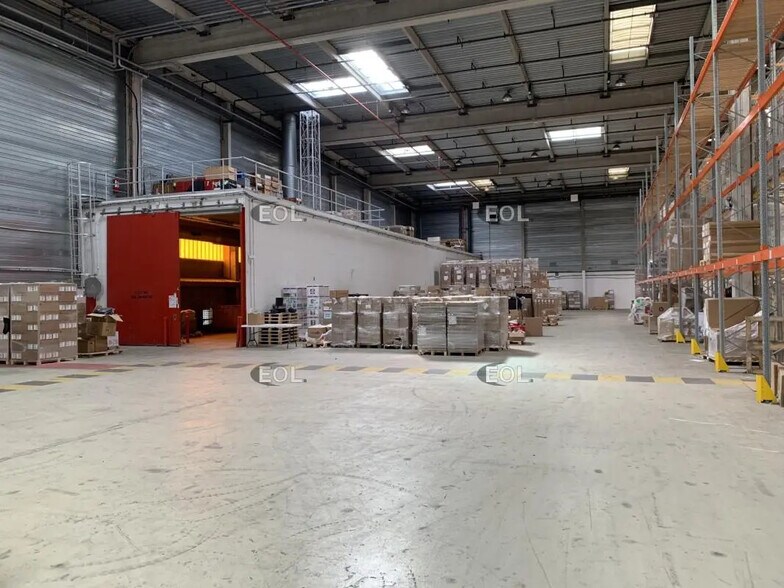 Industrial in Éragny for lease - Building Photo - Image 3 of 8