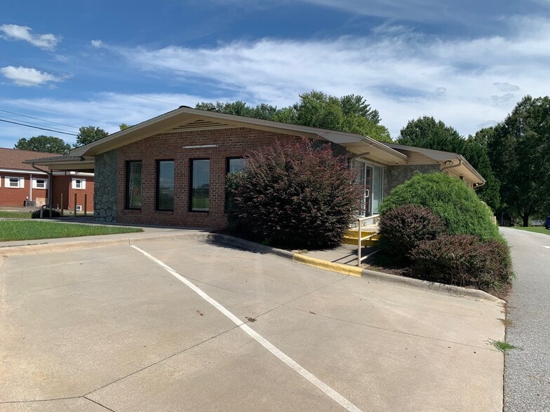 256 Hospital St, Mocksville, NC for lease - Building Photo - Image 1 of 14