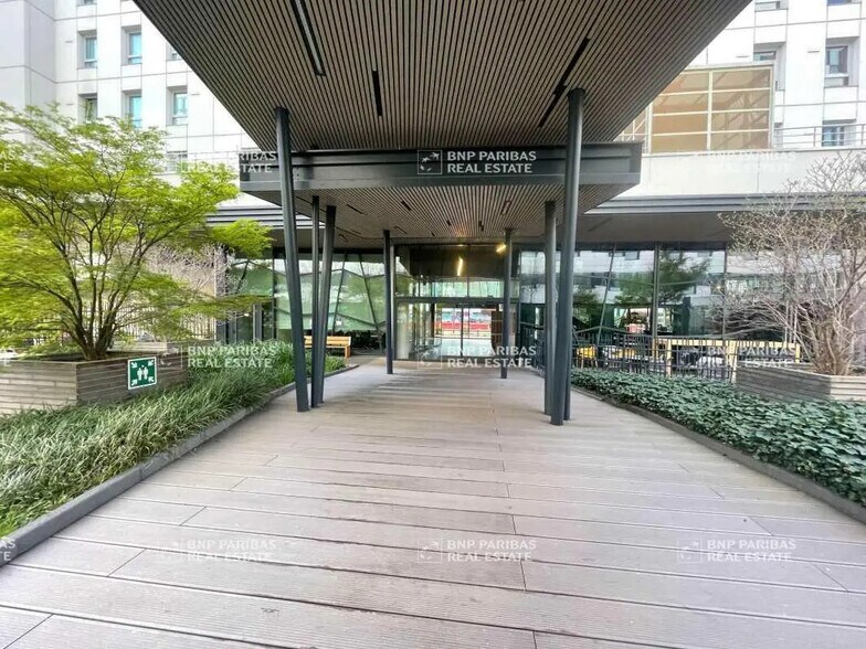 Office in Lyon for lease - Building Photo - Image 3 of 17