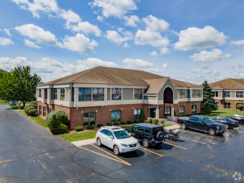 1009 W Glen Oaks Ln, Mequon, WI for lease - Building Photo - Image 1 of 6