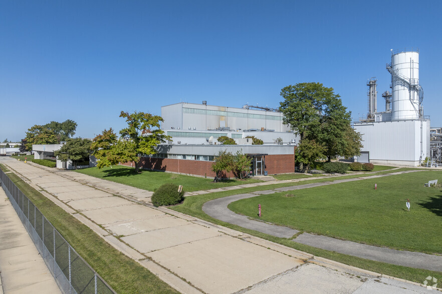 2000 Aucutt Rd, Montgomery, IL for sale - Primary Photo - Image 1 of 1