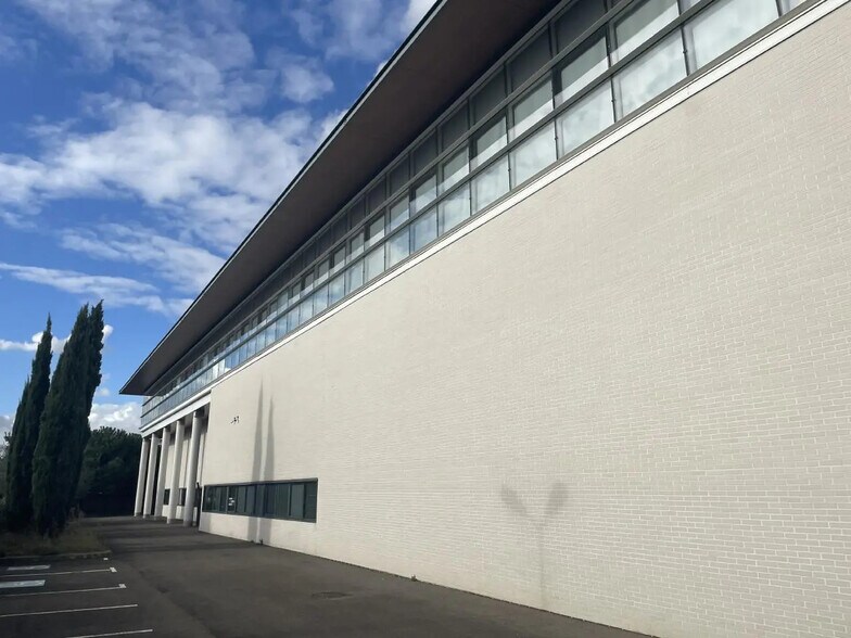 Flex in Romainville for lease - Building Photo - Image 2 of 18