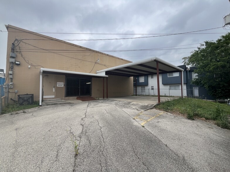 2502 Harry Wurzbach Rd, San Antonio, TX for lease - Building Photo - Image 2 of 14