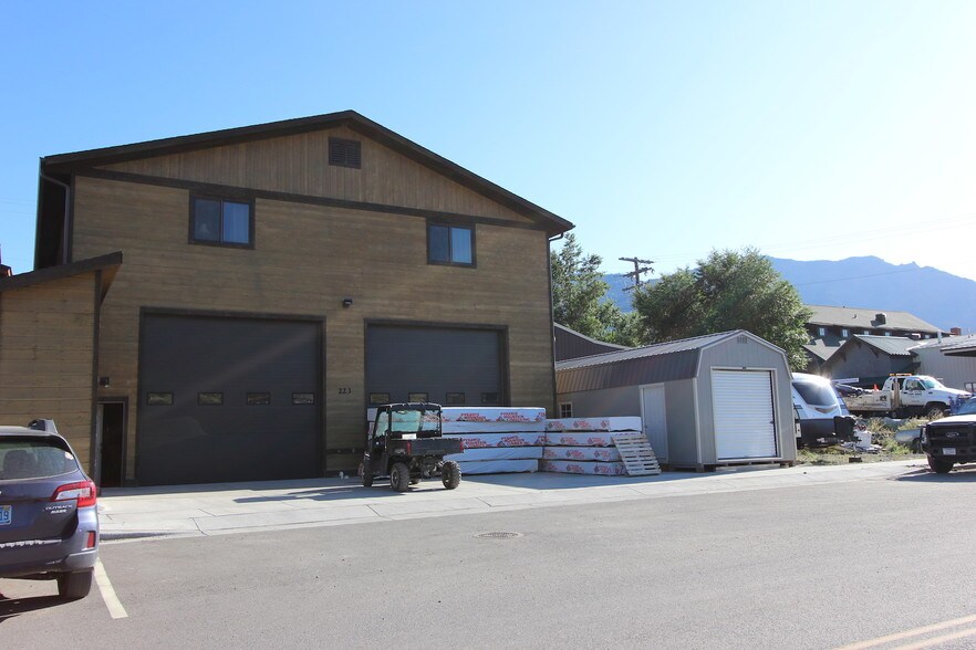 108 S 3rd St, Gardiner, MT 59030