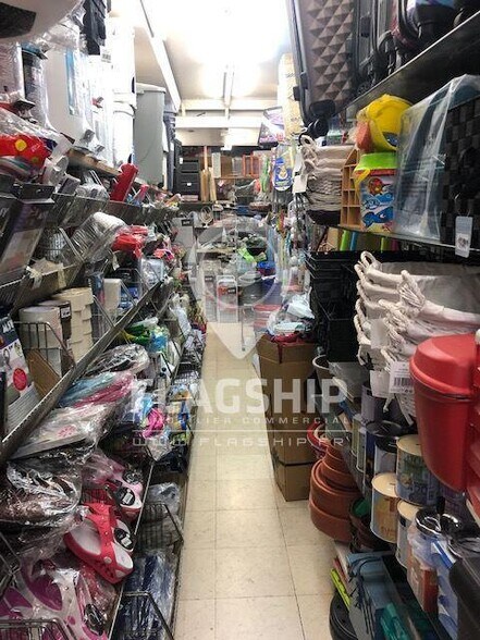 Retail in Boulogne-Billancourt for lease - Interior Photo - Image 1 of 4