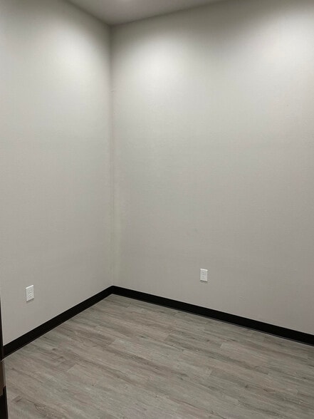 450 Hawkins Run, Midlothian, TX for sale - Building Photo - Image 3 of 8