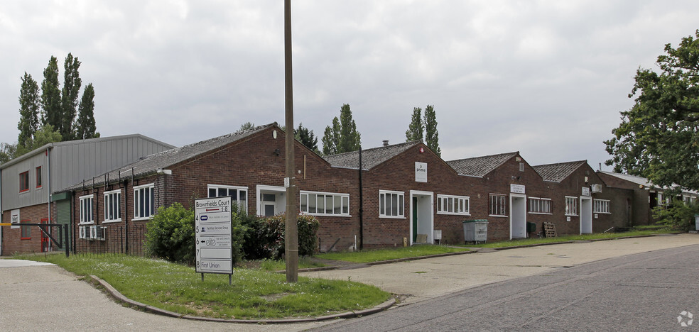 3-13 Brownfields, Welwyn Garden City for lease - Primary Photo - Image 1 of 4