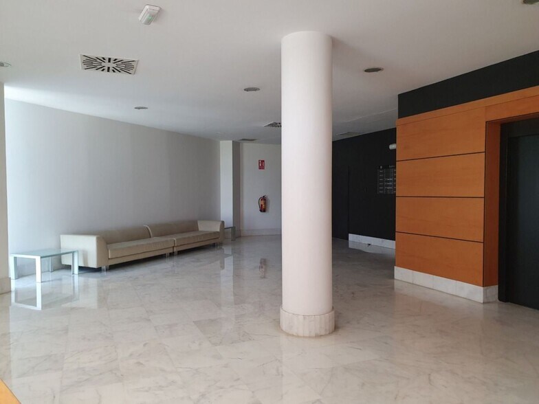 Office in SEVILLA for lease - Building Photo - Image 2 of 16