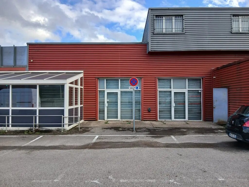 Flex in Chalezeule for lease Building Photo- Image 1 of 5