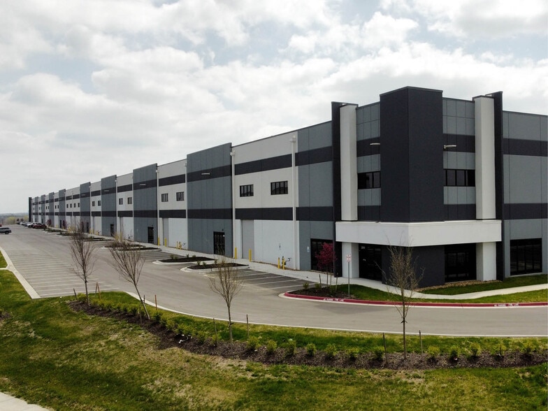 2201 NE Town Centre Blvd, Lee's Summit, MO for lease - Building Photo - Image 1 of 6