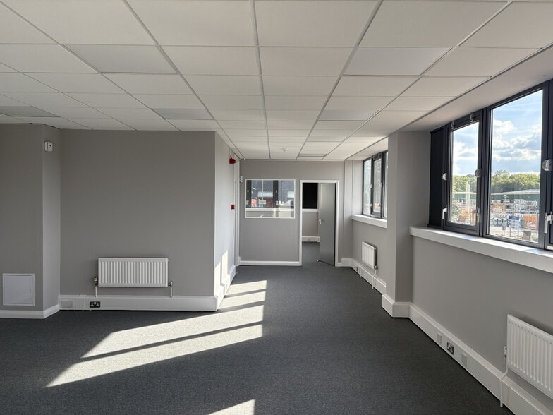 Olds Approach, Watford for lease - Interior Photo - Image 1 of 5