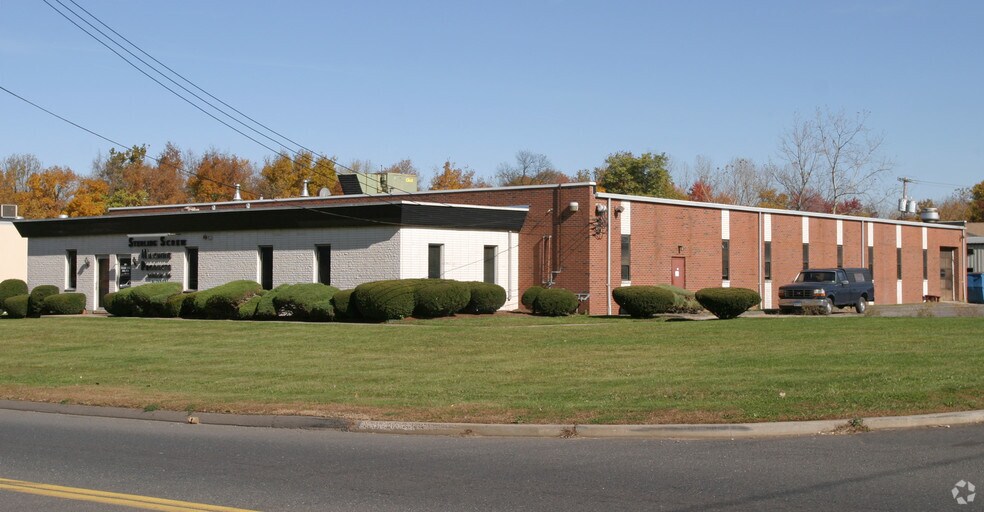 384 Christian Ln, Berlin, CT for lease - Primary Photo - Image 1 of 2