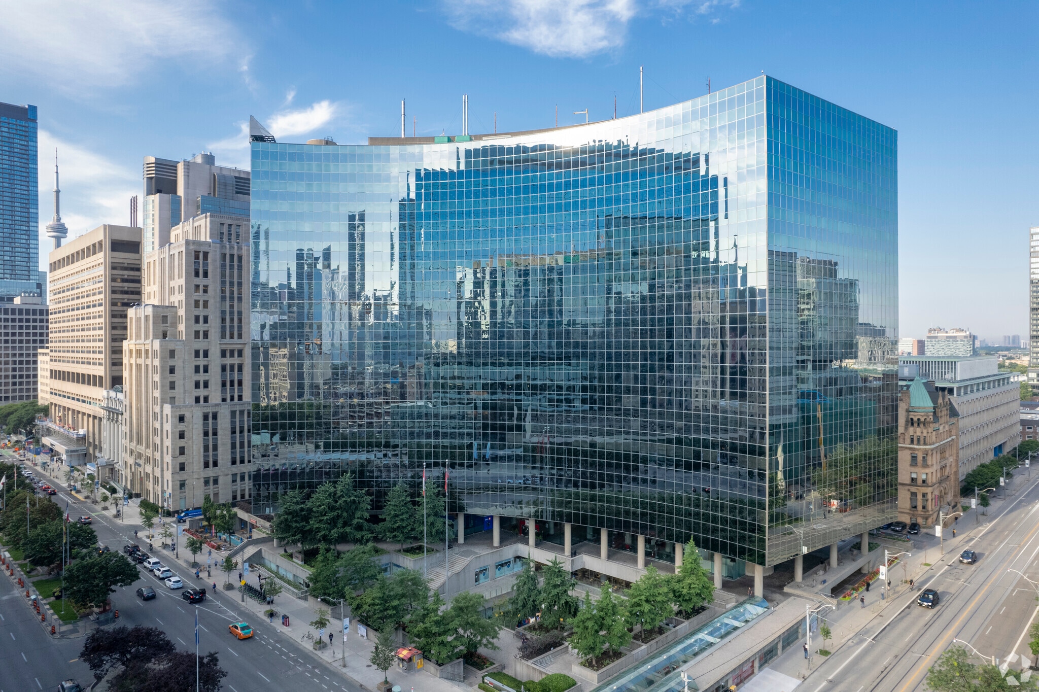 700 University Ave, Toronto, ON for lease Building Photo- Image 1 of 12