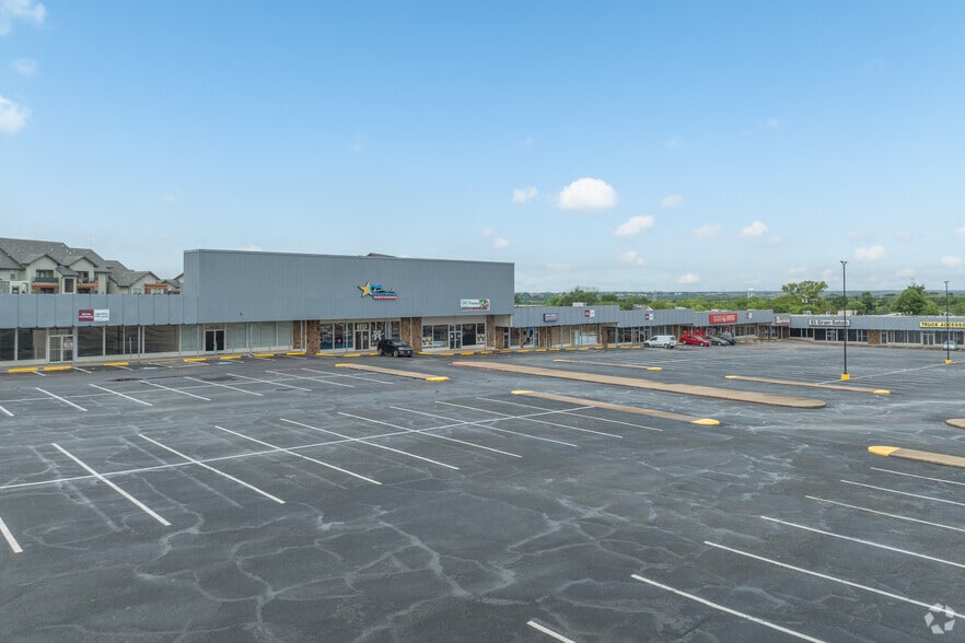 8101-8155 W Camp Bowie Blvd, Fort Worth, TX for lease - Building Photo - Image 3 of 25