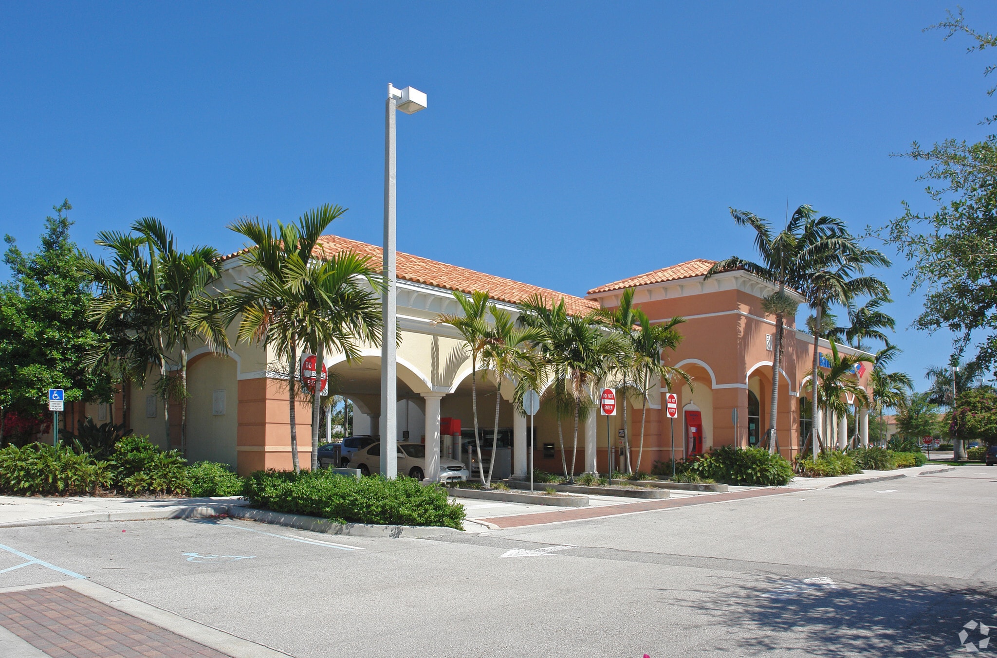 13700 S Jog Rd, Delray Beach, FL 33446 VACANT BANK BUILDING