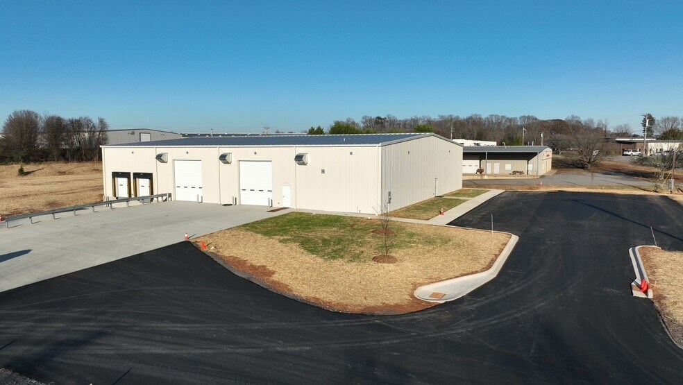 151 Commerce Blvd, Statesville, NC for lease - Building Photo - Image 1 of 7