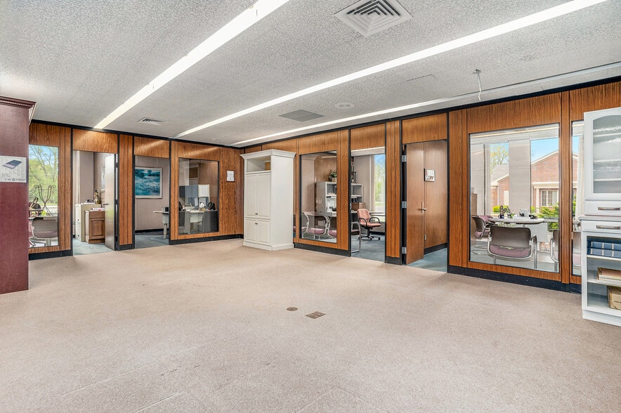 392 136th Ave, Holland, MI for sale - Interior Photo - Image 3 of 7