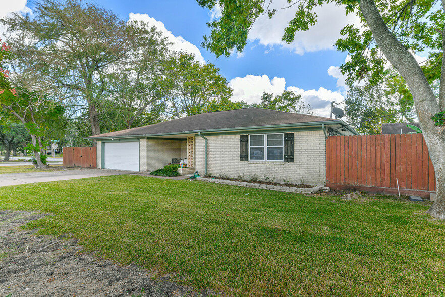 109 E Shadowbend Ave, Friendswood, TX for sale - Building Photo - Image 3 of 40