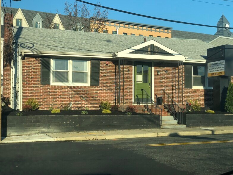 1 Ravine Dr, Matawan, NJ 07747