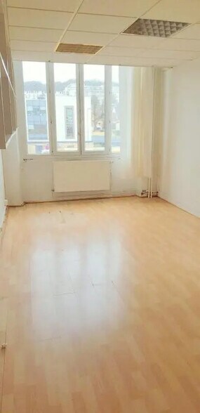 49 Rue Lamartine, Versailles for lease - Interior Photo - Image 2 of 4