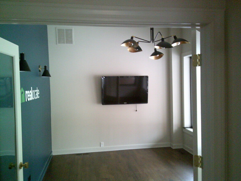 2301-3 W Belmont Ave, Chicago, IL for sale - Interior Photo - Image 2 of 9