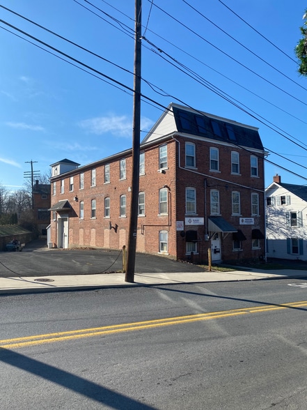 102 E Station Ave, Coopersburg, PA for lease - Building Photo - Image 2 of 19