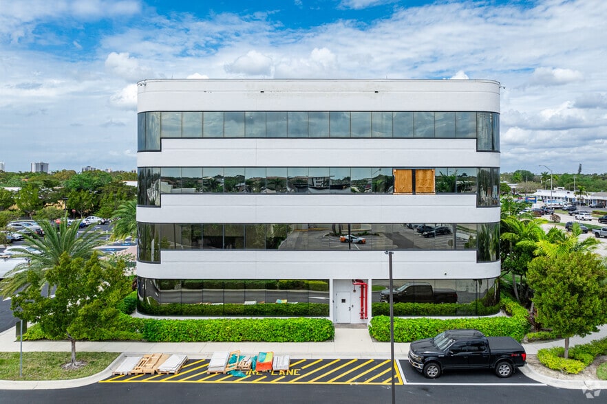 4501 Tamiami Trl N, Naples, FL for lease - Primary Photo - Image 1 of 18