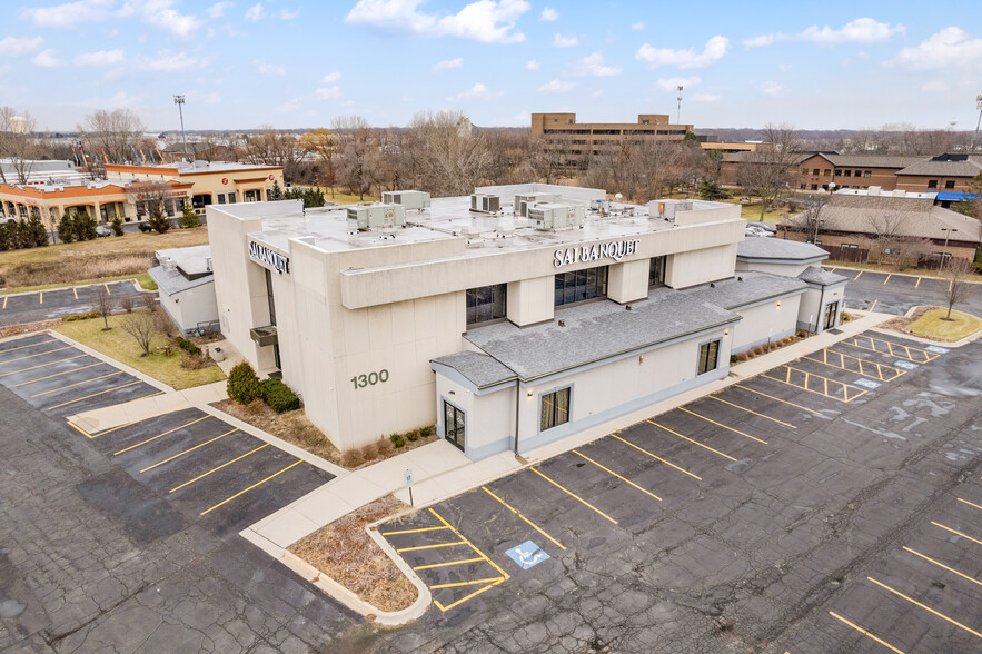 1300 E Irving Park Rd, Streamwood, IL for sale - Building Photo - Image 2 of 39